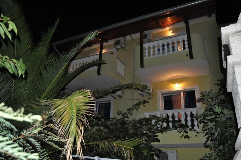 Jela With A Big Balcony Pula