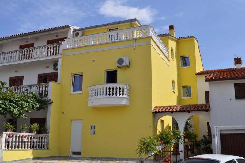 Apartma Jela With A Big Balcony Pula